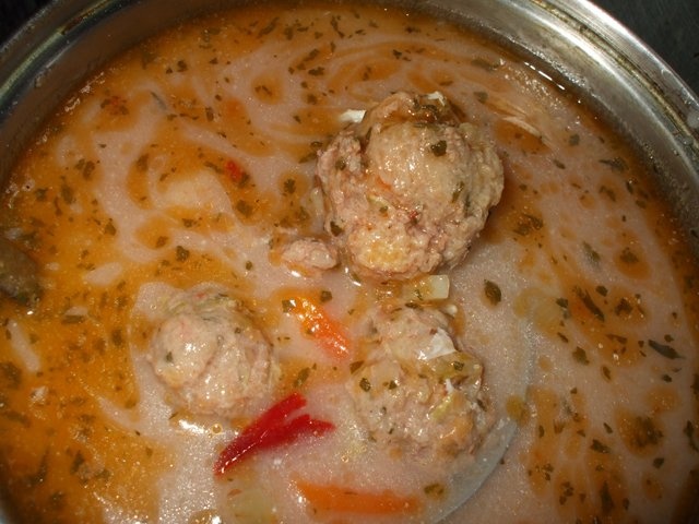 Ciorba de dovlecei cu perisoare