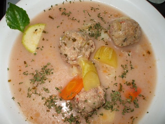 Ciorba de dovlecei cu perisoare