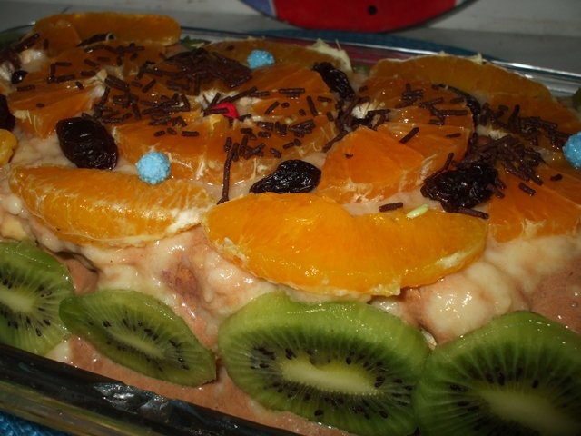 Tort cu piscoturi, fructe si visinata