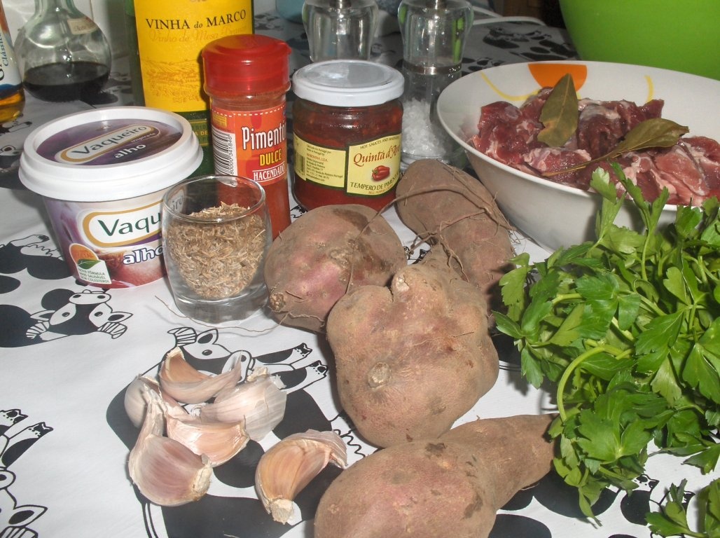 Carne marinata cu cartofi dulci la cuptor si mujdei de usturoi cu smantana