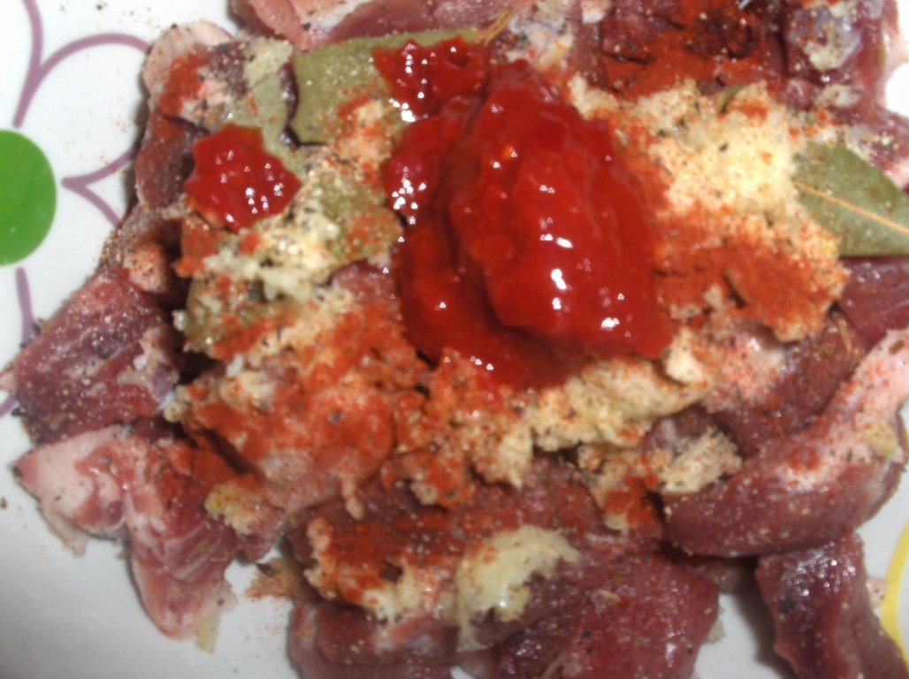 Carne marinata cu cartofi dulci la cuptor si mujdei de usturoi cu smantana