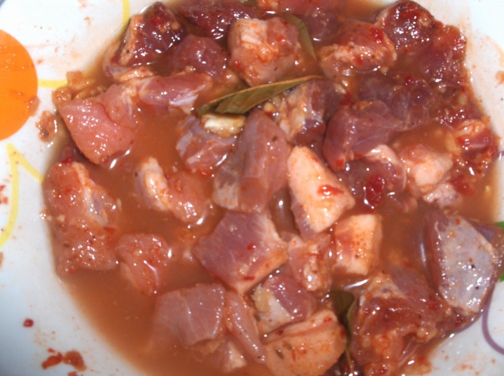 Carne marinata cu cartofi dulci la cuptor si mujdei de usturoi cu smantana