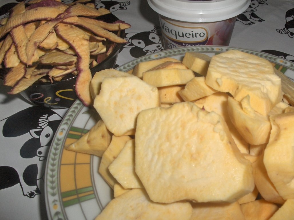 Carne marinata cu cartofi dulci la cuptor si mujdei de usturoi cu smantana