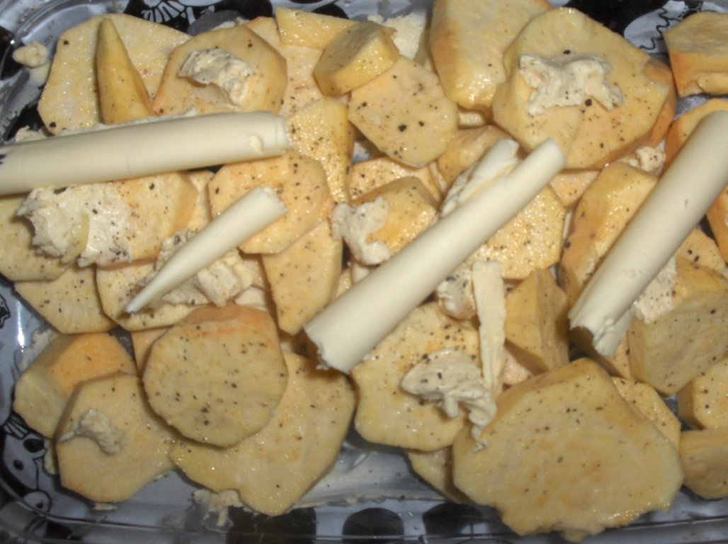 Carne marinata cu cartofi dulci la cuptor si mujdei de usturoi cu smantana