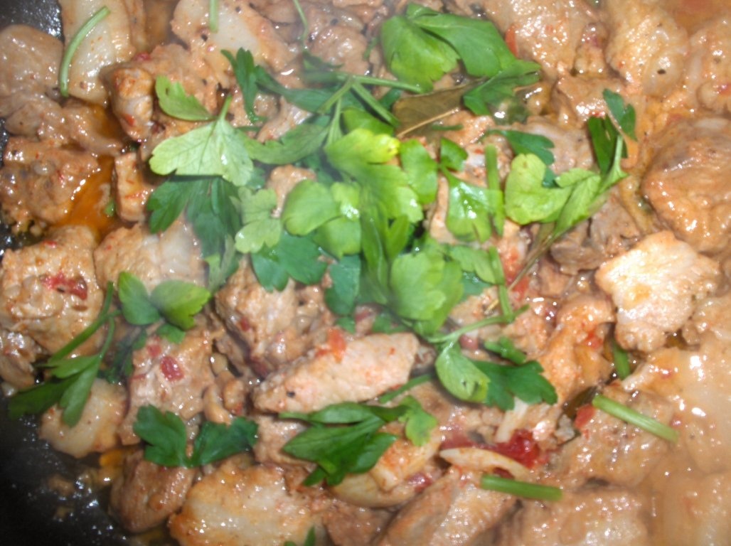 Carne marinata cu cartofi dulci la cuptor si mujdei de usturoi cu smantana