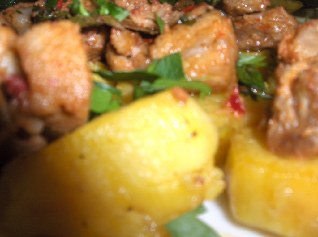 Carne marinata cu cartofi dulci la cuptor si mujdei de usturoi cu smantana