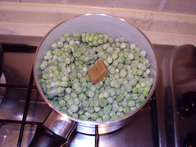 pui cu mazare in sos de lapte