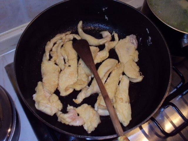 pui cu mazare in sos de lapte