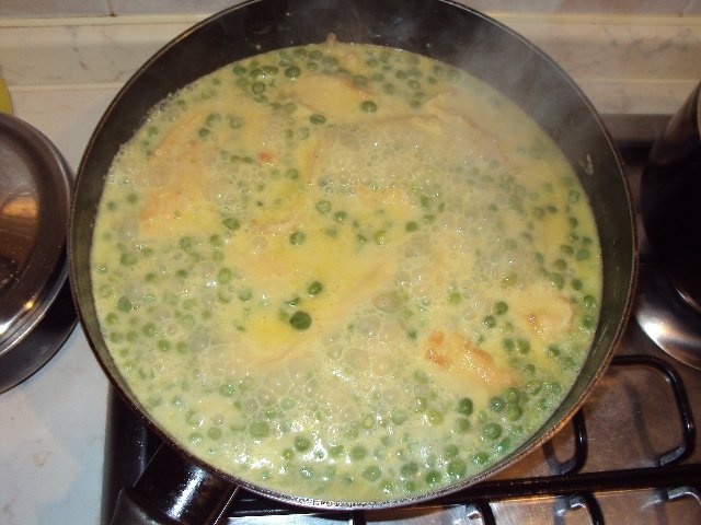 pui cu mazare in sos de lapte