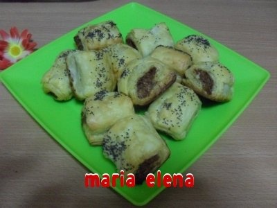 Rulouri din aluat foitaj, umplute, pentru vin sau bere