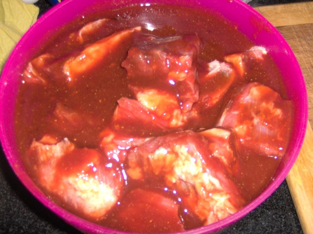 Coasta de carne la cuptor cu sos de barbeque