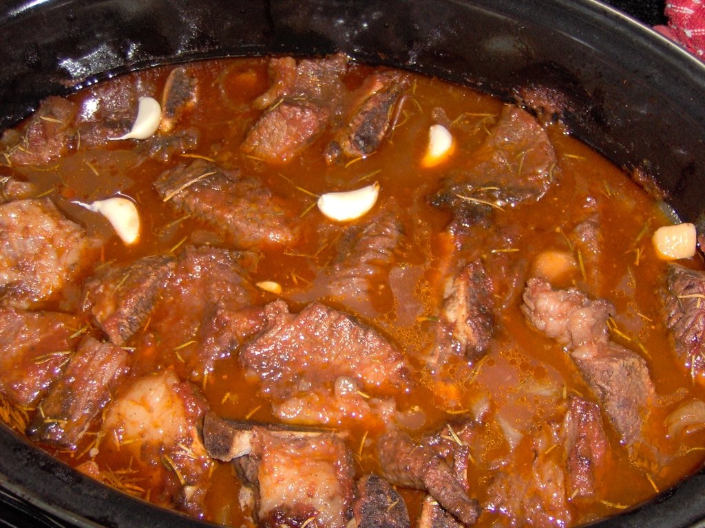 Coasta de carne la cuptor cu sos de barbeque