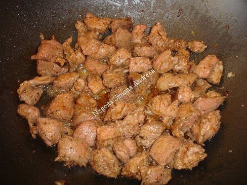 Vita picanta cu vin rosu si garnitura de orez curry