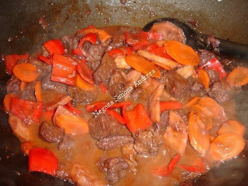 Vita picanta cu vin rosu si garnitura de orez curry