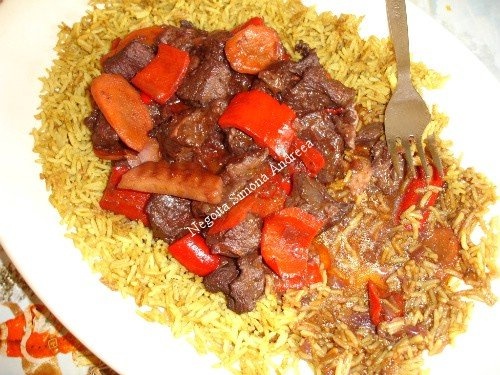 Vita picanta cu vin rosu si garnitura de orez curry