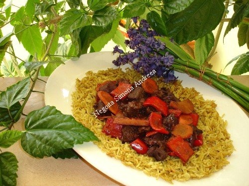 Vita picanta cu vin rosu si garnitura de orez curry