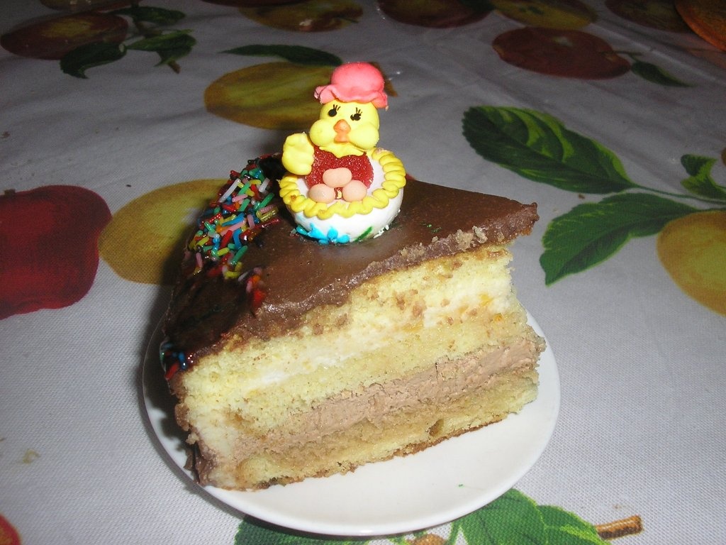 tort cu ciocolata si mousse de caise