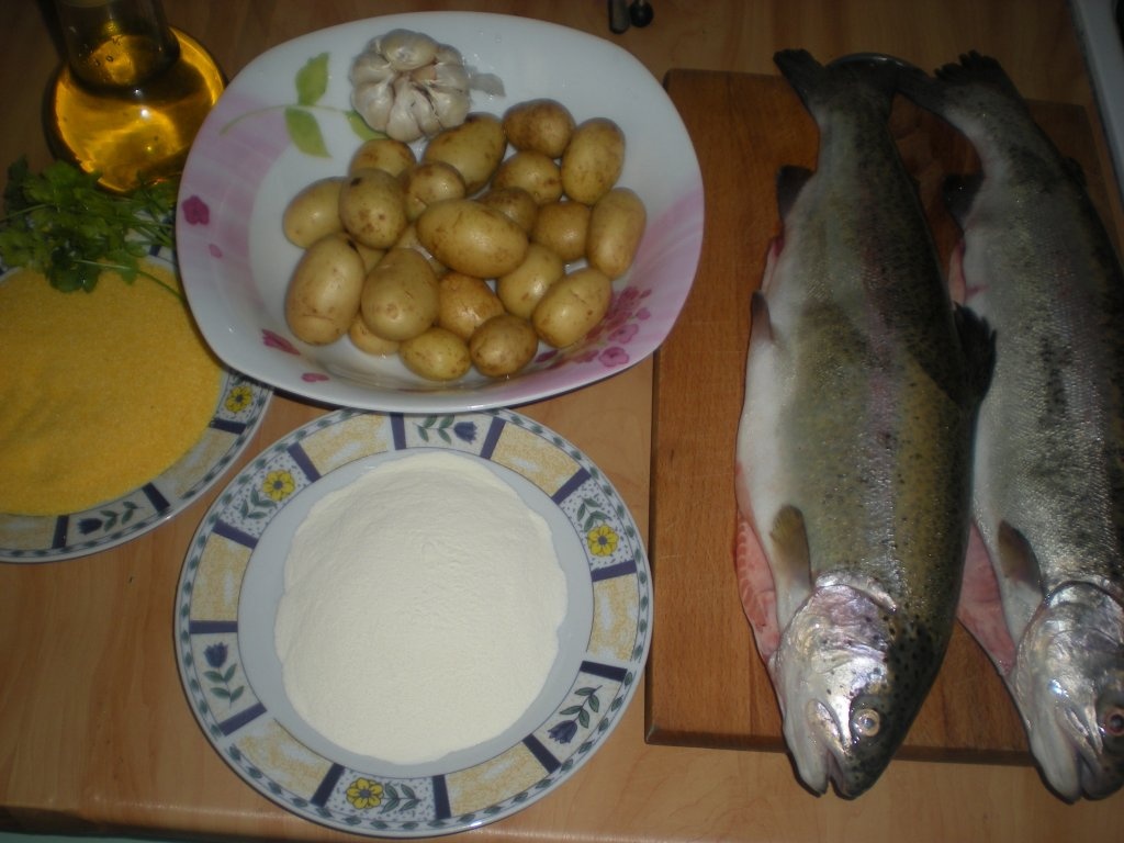 Pastrav somonat cu cartofi noi