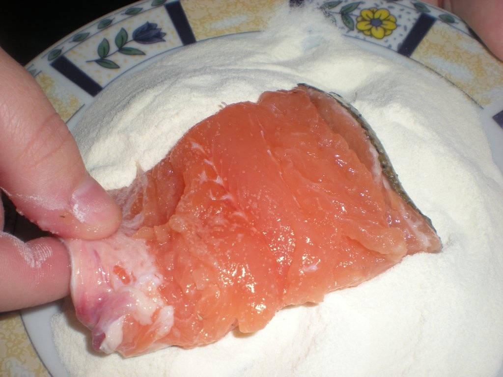 Pastrav somonat cu cartofi noi