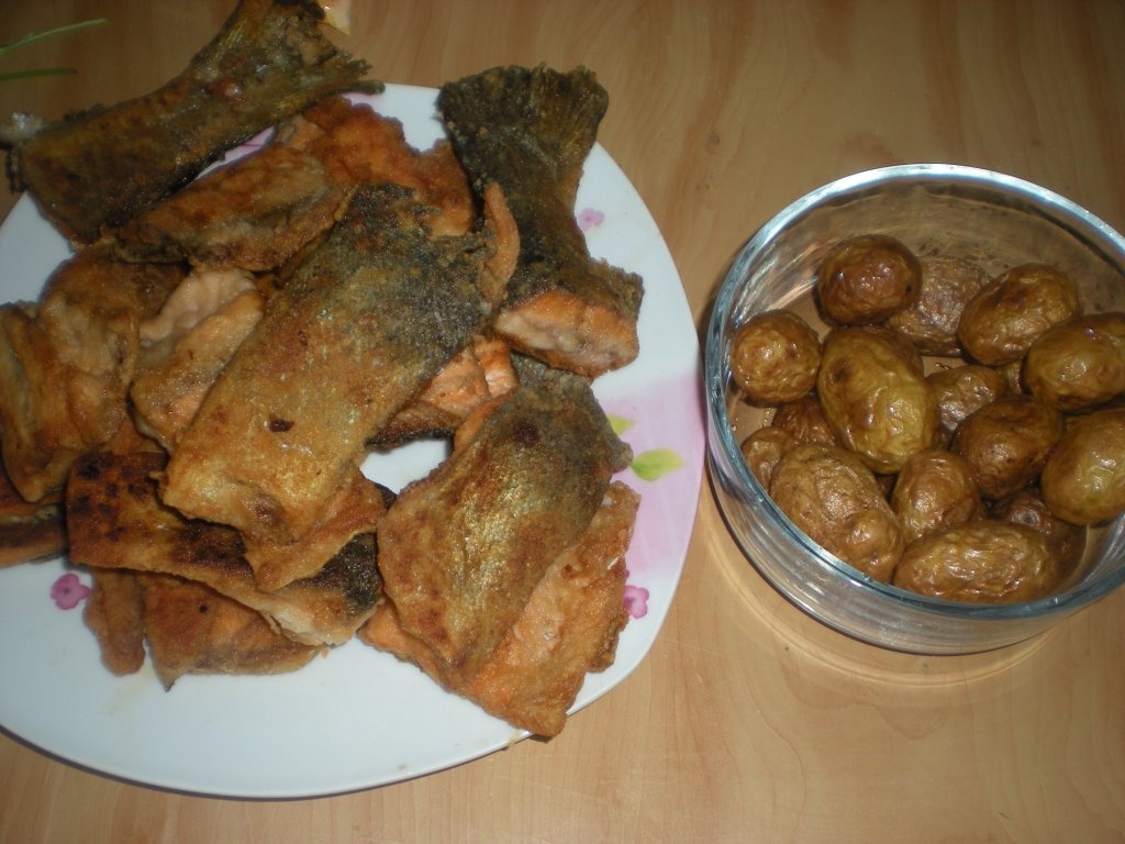 Pastrav somonat cu cartofi noi