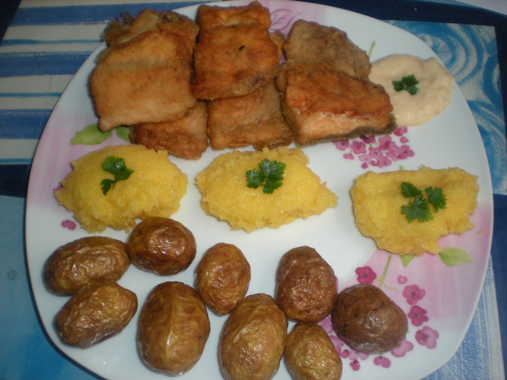 Pastrav somonat cu cartofi noi