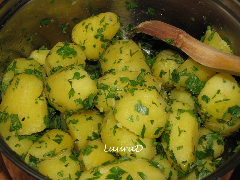 Pachetele cu pui cu lamaie si cartofi noi cu patrunjel si unt