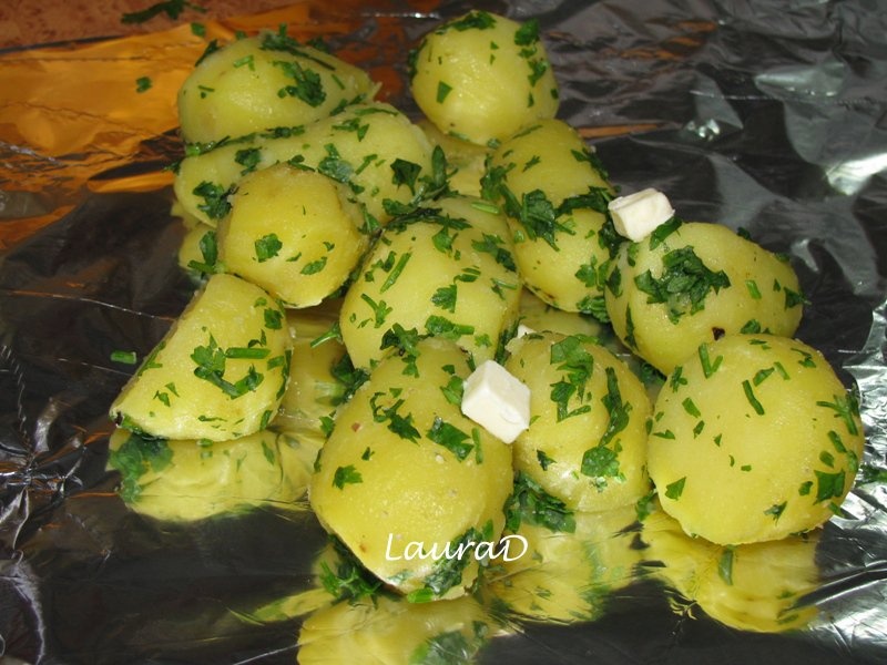Pachetele cu pui cu lamaie si cartofi noi cu patrunjel si unt