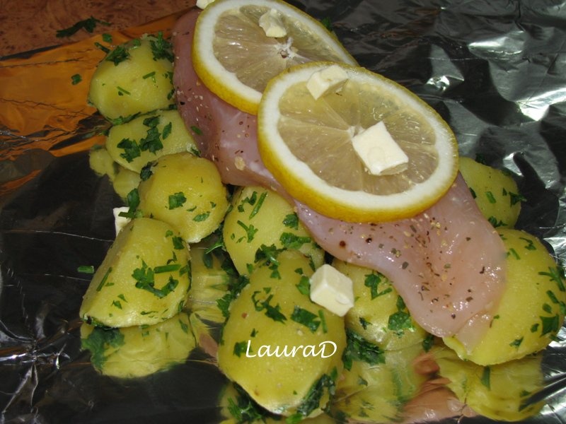 Pachetele cu pui cu lamaie si cartofi noi cu patrunjel si unt