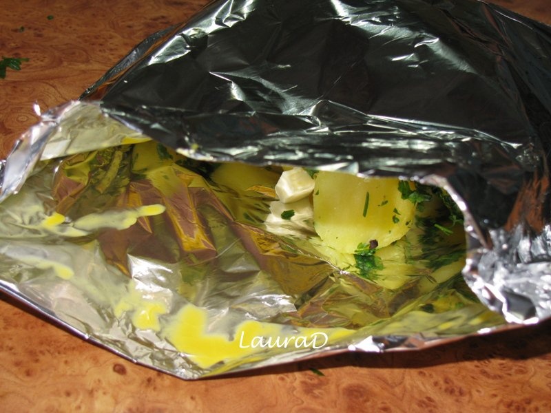 Pachetele cu pui cu lamaie si cartofi noi cu patrunjel si unt