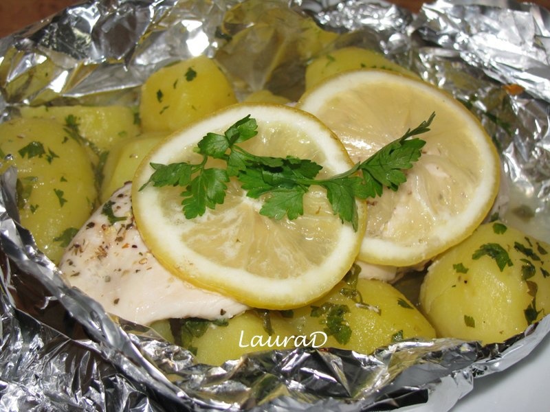 Pachetele cu pui cu lamaie si cartofi noi cu patrunjel si unt