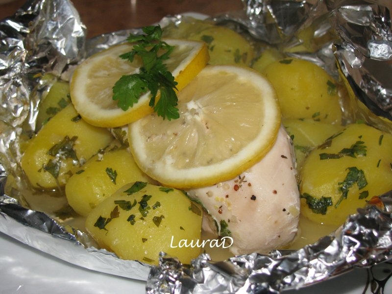 Pachetele cu pui cu lamaie si cartofi noi cu patrunjel si unt