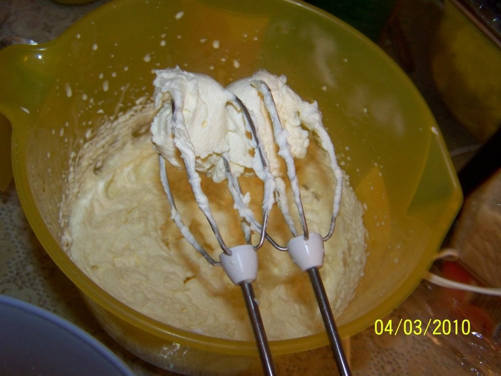 tort cu rulada si crema de iaurt