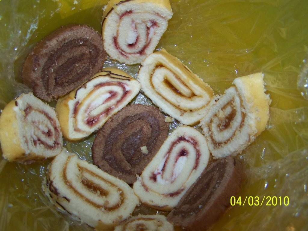 tort cu rulada si crema de iaurt