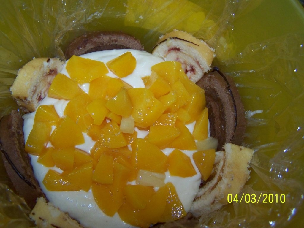 tort cu rulada si crema de iaurt