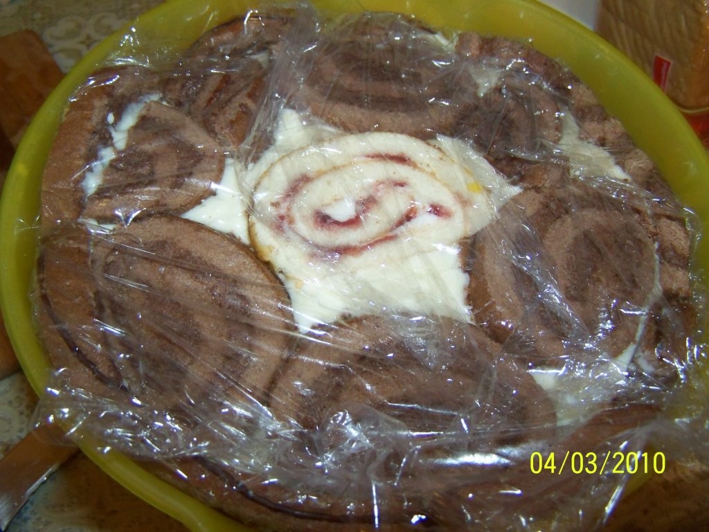 tort cu rulada si crema de iaurt