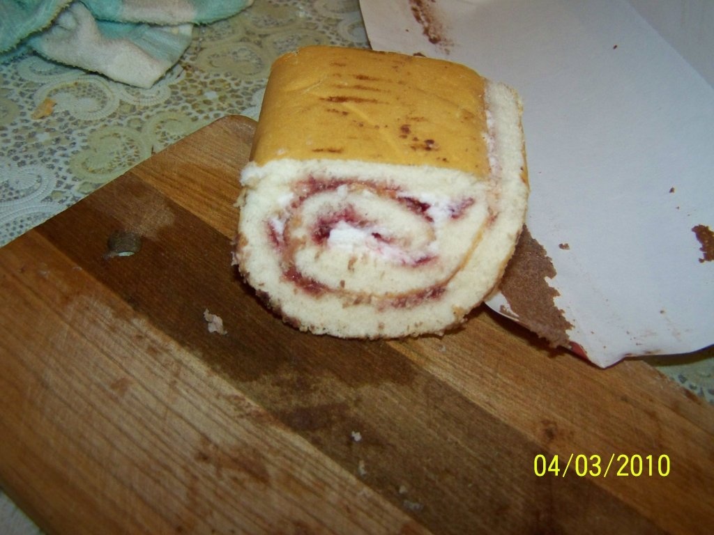 tort cu rulada si crema de iaurt