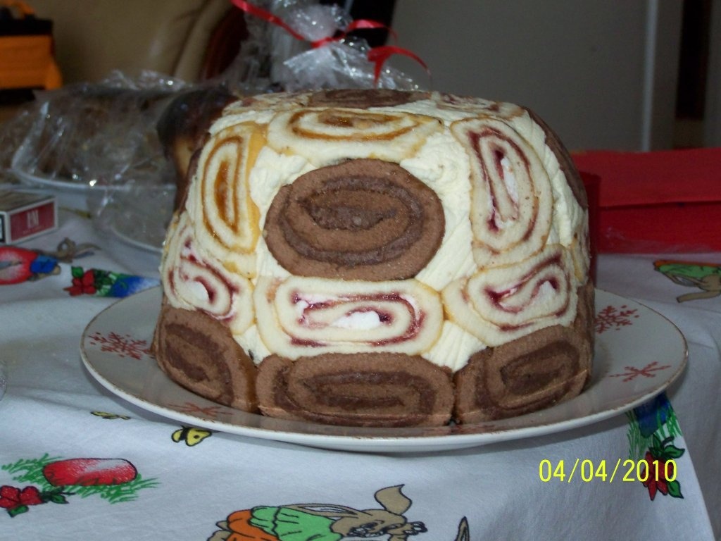 tort cu rulada si crema de iaurt