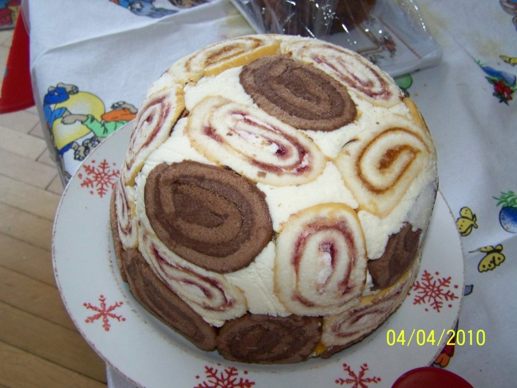 tort cu rulada si crema de iaurt