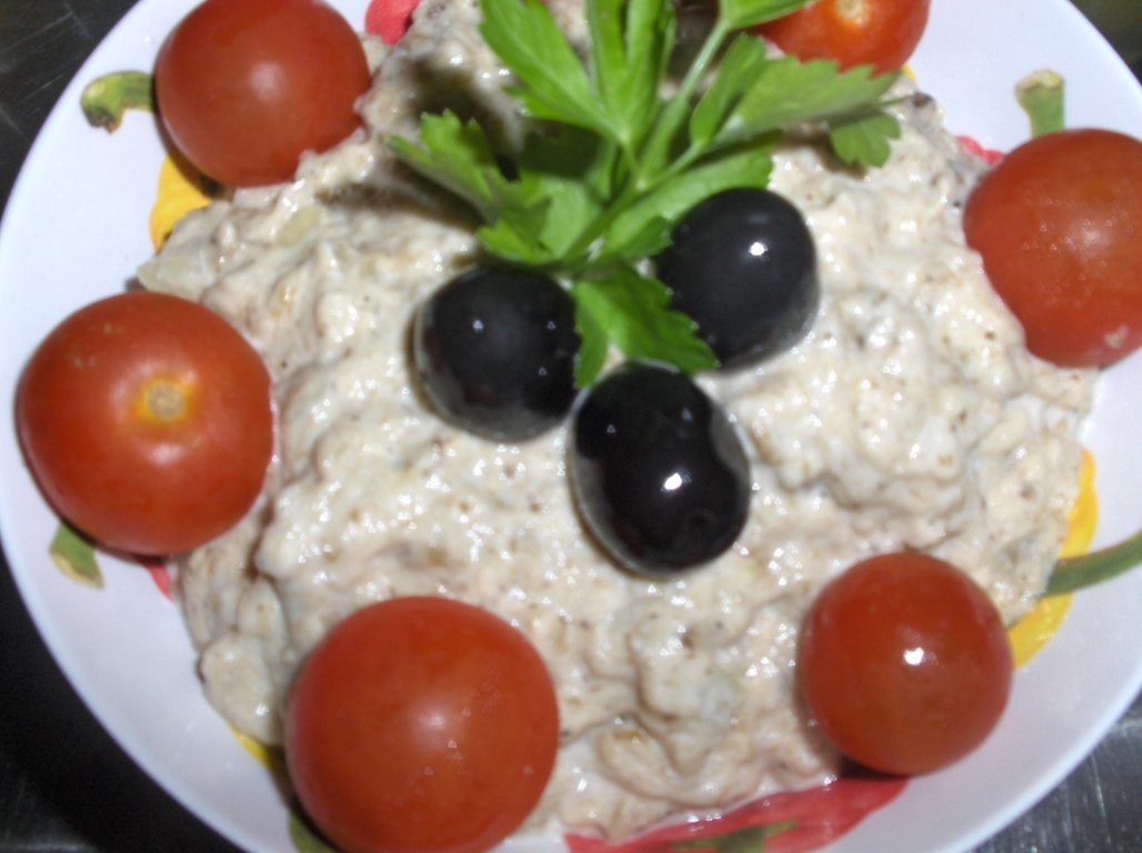 Salata de vinete cu ceapa si maioneza de usturoi