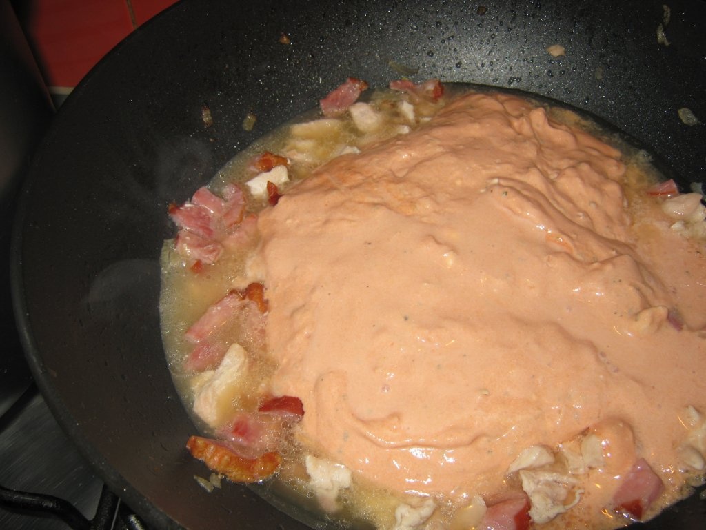 paste cu afumatura si sos roz