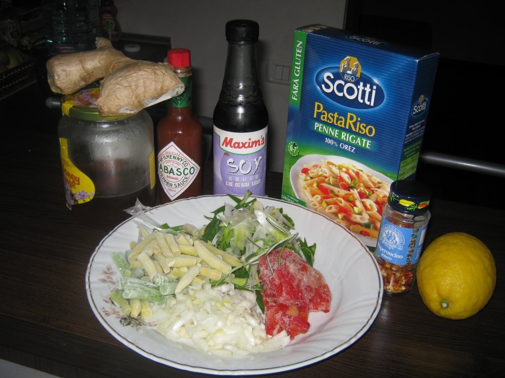 Paste din orez cu pui si sos de soia