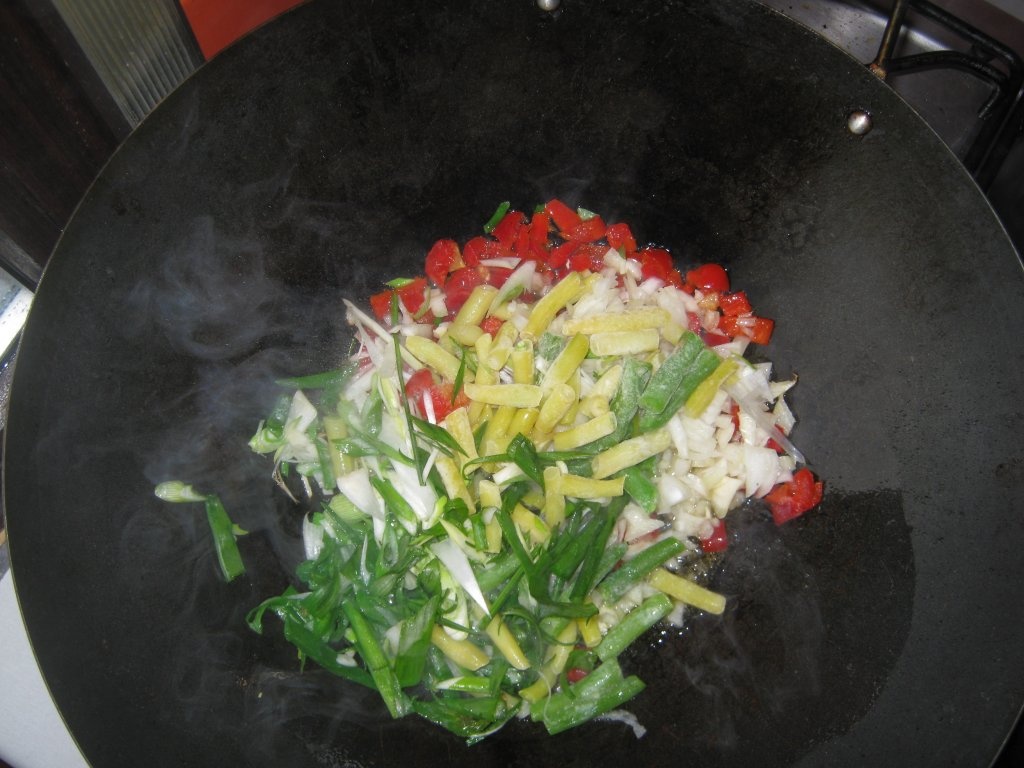 Paste din orez cu pui si sos de soia