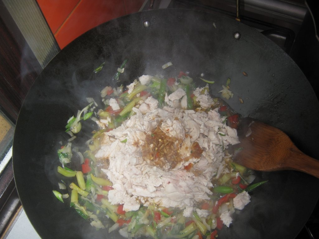 Paste din orez cu pui si sos de soia