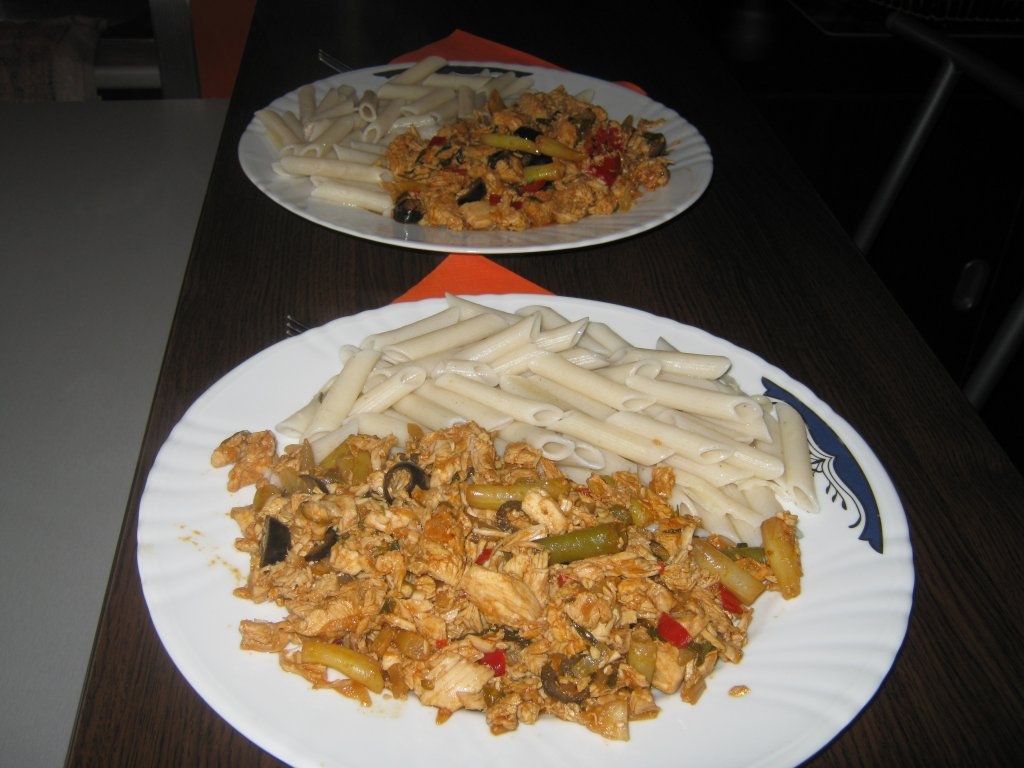 Paste din orez cu pui si sos de soia