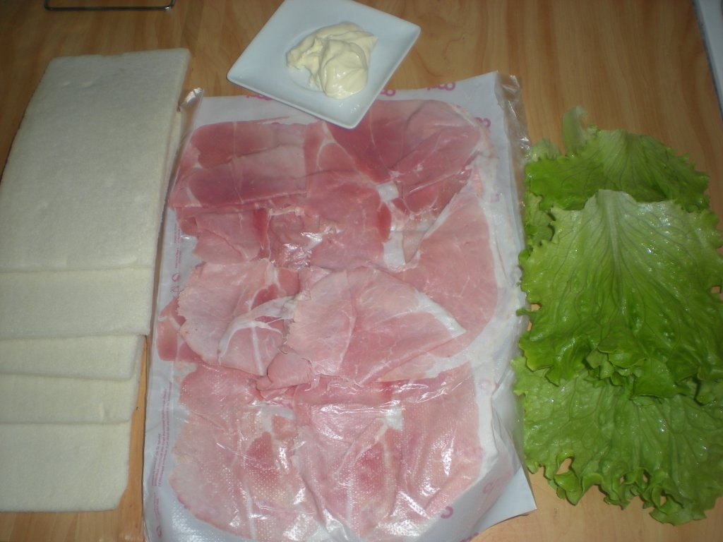 Rulouri cu sunca si salata verde