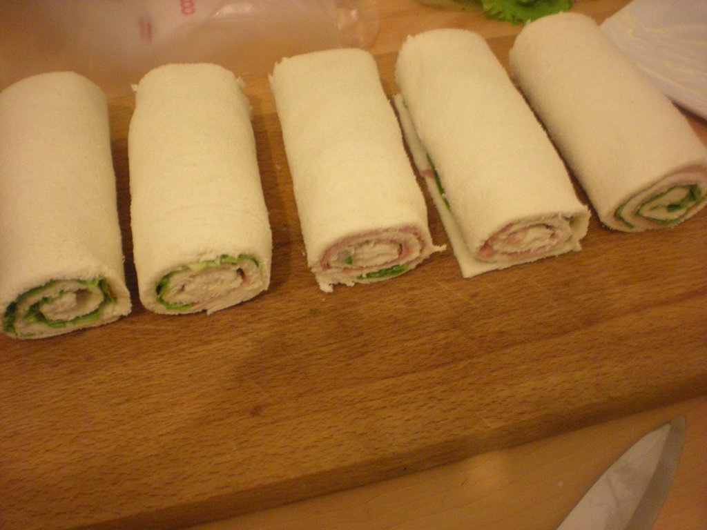 Rulouri cu sunca si salata verde