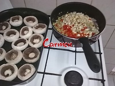 Curcan la tava,cu ciuperci umplute