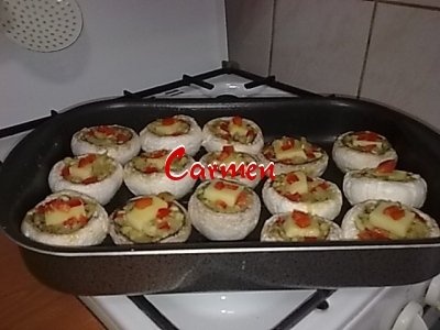 Curcan la tava,cu ciuperci umplute