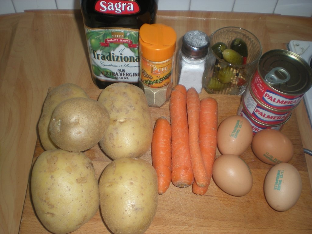 Salata rusa cu ton si rulada cu sunca