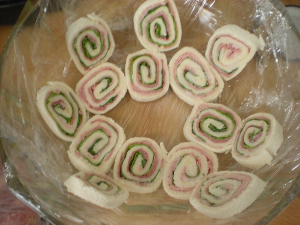 Salata rusa cu ton si rulada cu sunca